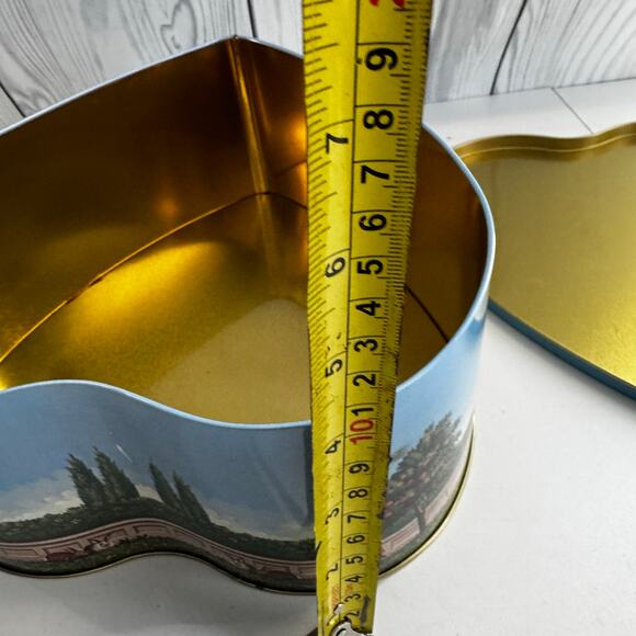 Vintage Crabtree & Evelyn Large Heart Shaped Tin - English Country Picnic Scene - Picture 6 of 6